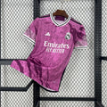 Maillot Real Madrid foot concept rose 2024-2025 par Le 12 -ème Maillot, vue de face avec détails du design rose et logo du club