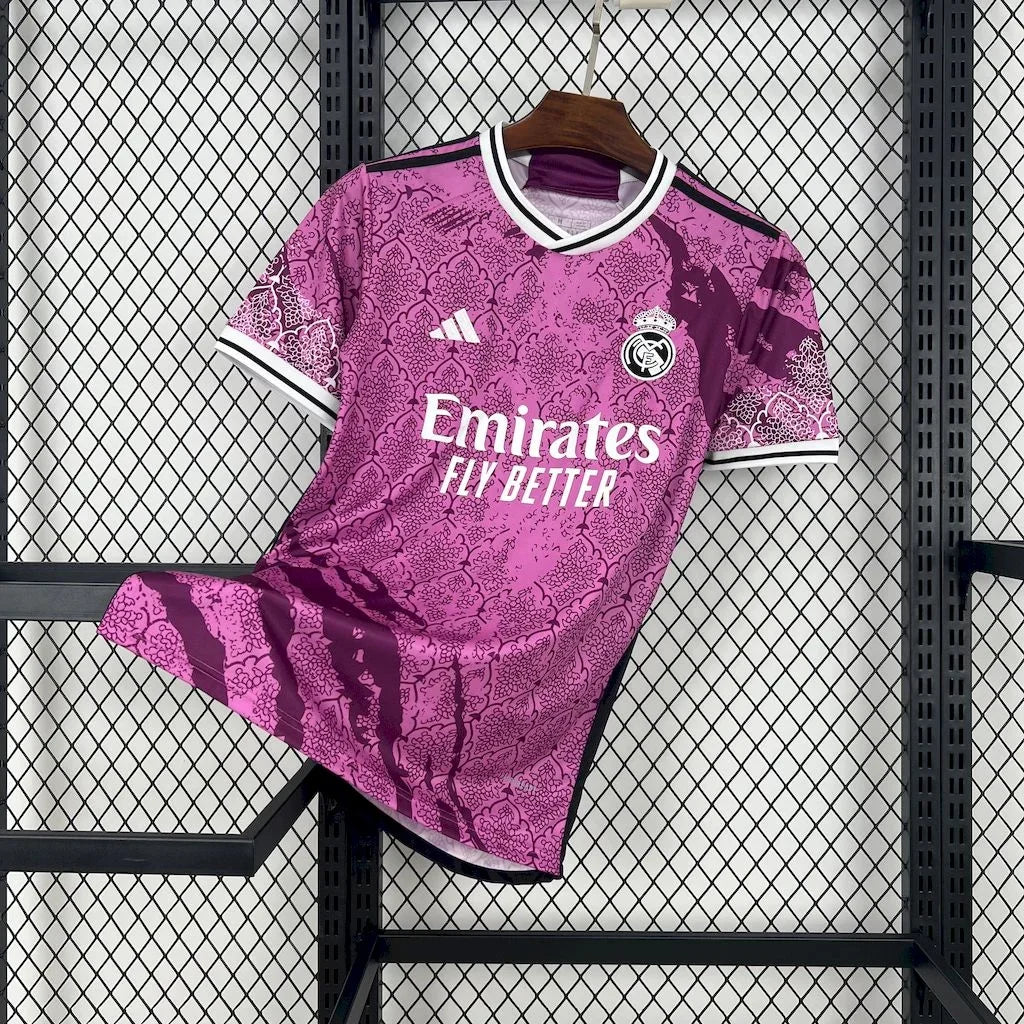 Maillot Real Madrid foot concept rose 2024-2025 par Le 12 -ème Maillot, vue de face avec détails du design rose et logo du club