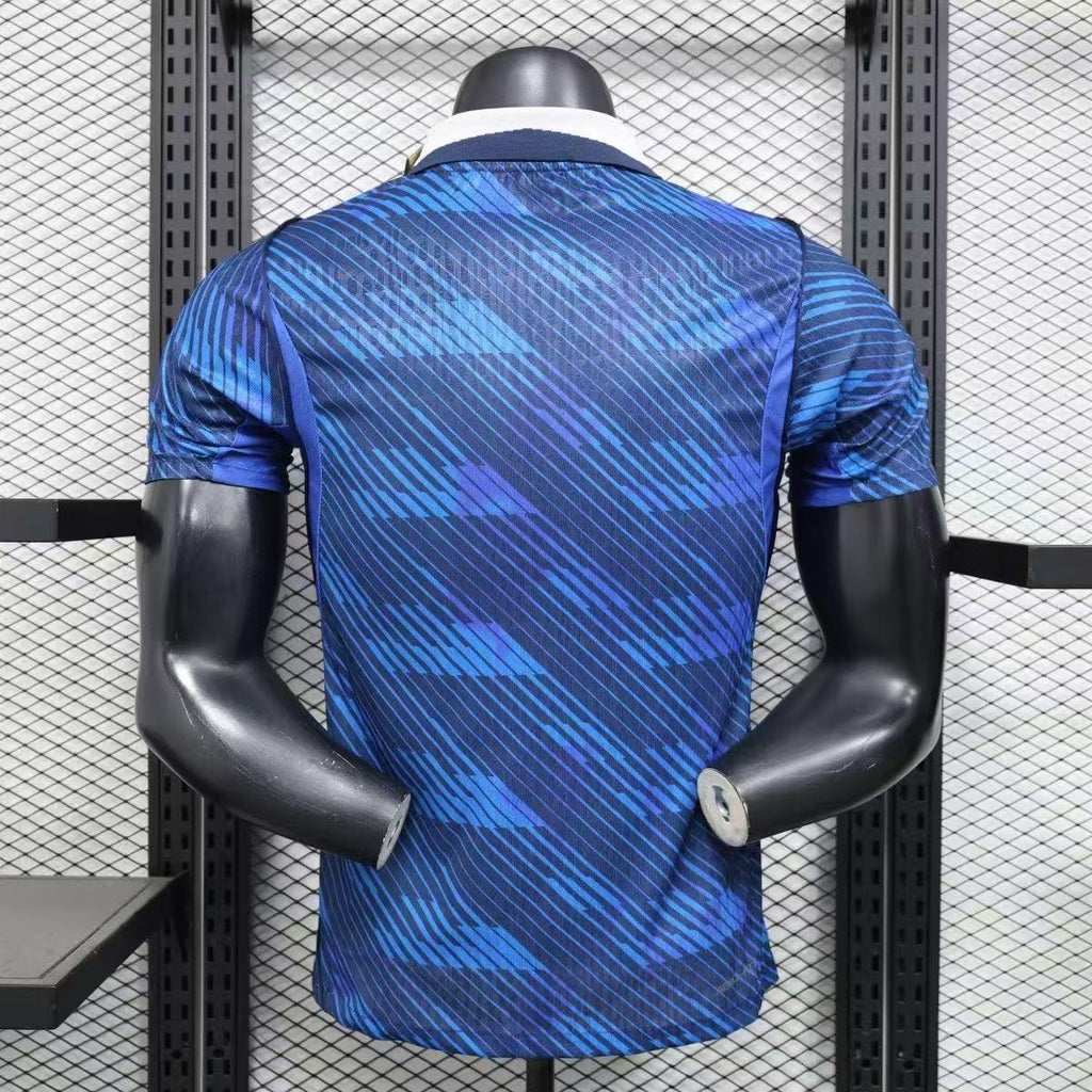 Maillot France Coupe du Monde 2026 Le 12-ème Maillot, maillot de football bleu avec logo national et détails de la compétition.