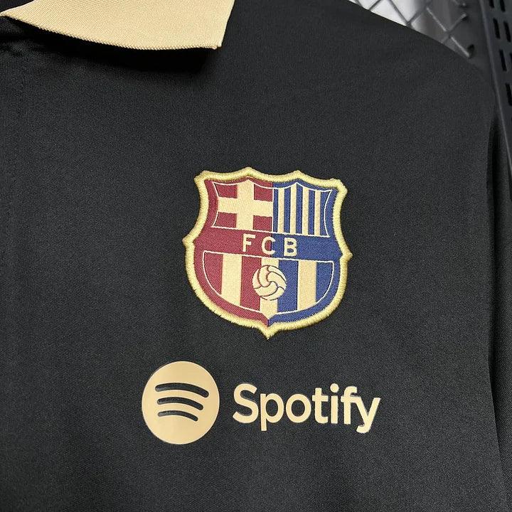 Maillot d'entraînement FC Barcelone 2024-2025 Le 12ème Maillot, logo et design sportif visible sur le maillot bleu et rouge.