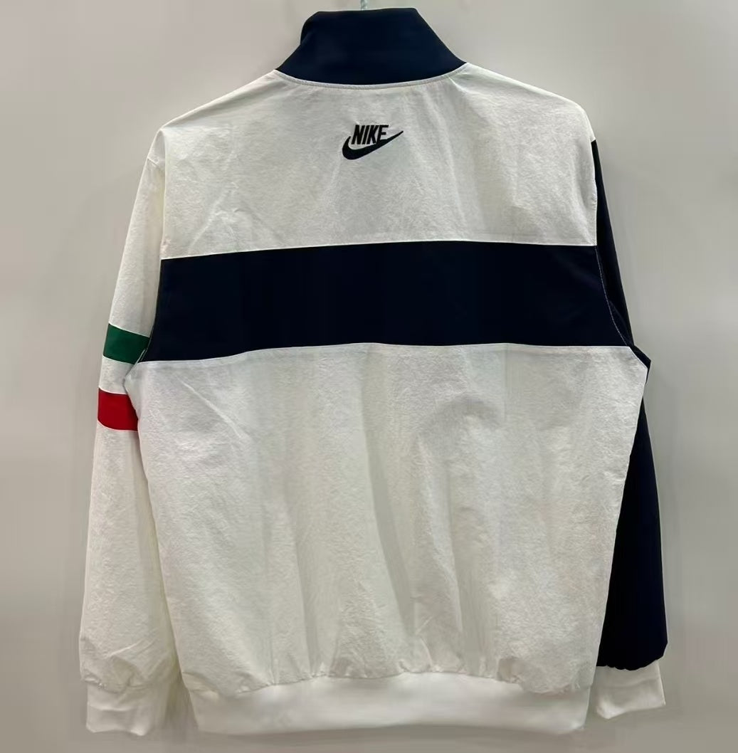 Veste coupe-vent réversible Le 12 -ème Maillot, couleur noire et rouge, avec capuche et logo sur la poitrine, vue de face