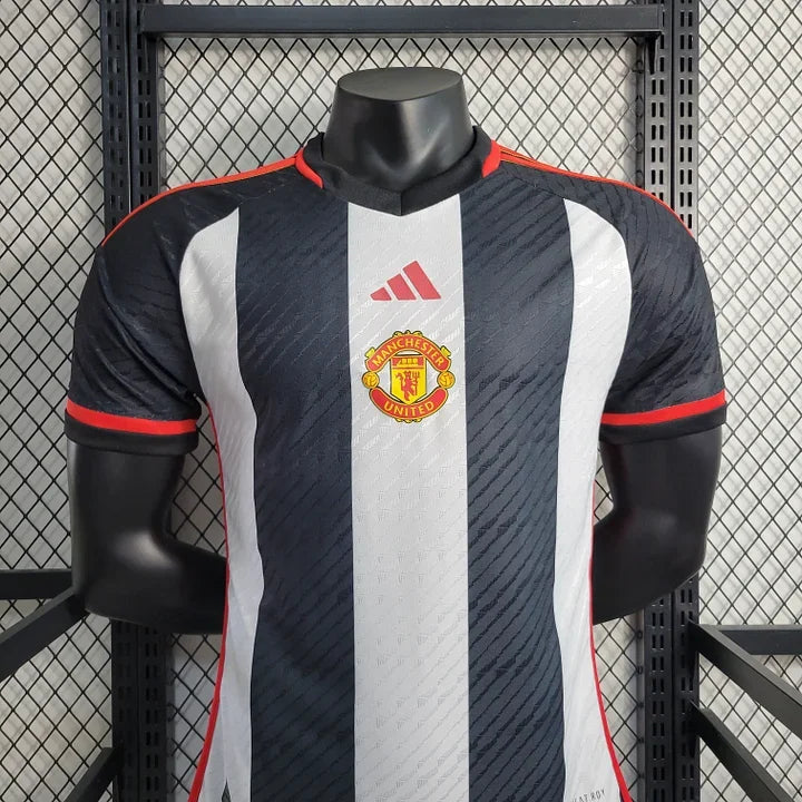 Maillot Manchester United 2023-2024 Le 12-ème Maillot, vue de face, blanc avec détails rouges et logo du club.