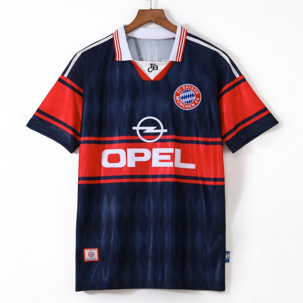 Maillot domicile rétro Bayern Munich 1997-1999 Le 12-ème Maillot, maillot de football vintage avec logo et design classique.
