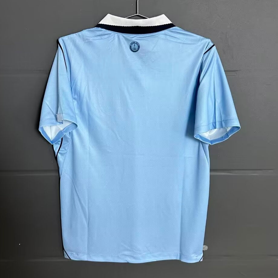 Maillot domicile Uruguay 25/26 de Le 12 -ème Maillot, maillot de football avec logo Uruguay et détails bleus.