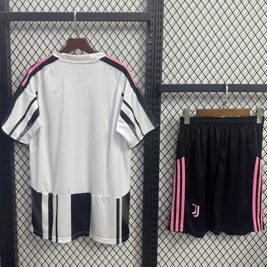 Ensemble de maillot domicile Juventus 25/26 pour adulte, marque Le 12 -ème Maillot, vue de l'avant.
