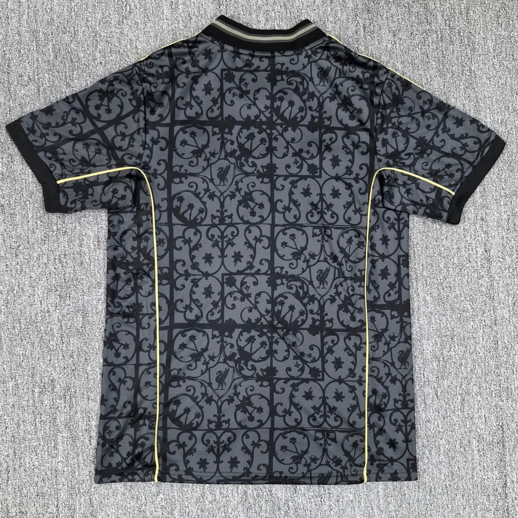 Maillot de football Liverpool 25/26 en noir, modèle spécial de la marque Le 12-ème Maillot, vue de face sur fond blanc.