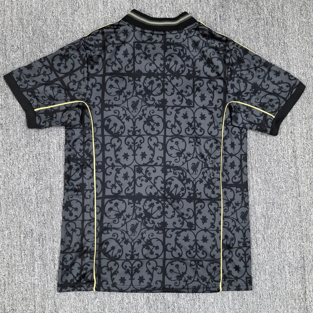 Maillot de football Liverpool 25/26 en noir, modèle spécial de la marque Le 12-ème Maillot, vue de face sur fond blanc.