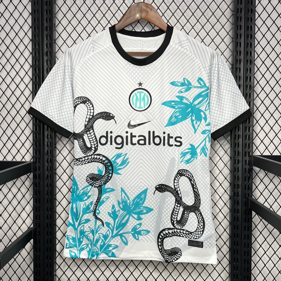 Maillot de football Inter Milan 24/25 Spécial Serpent de la marque Le 12-ème, vue de face avec logo et design serpent.