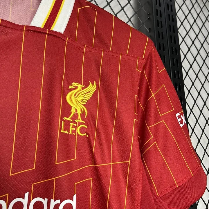 Maillot domicile Liverpool 2024/25 Le 12 -ème Maillot, maillot de football rouge avec logo et détails officiels.