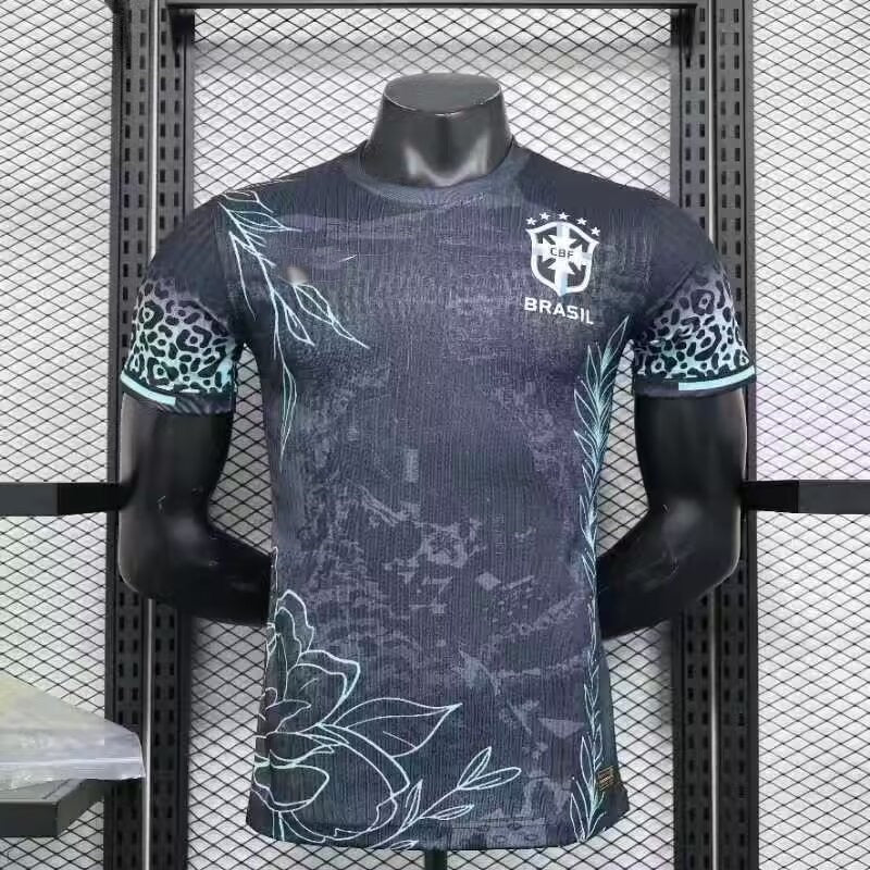 Maillot de football Brésil 24/25 noir, modèle spécial joueur, de la marque Le 12-ème Maillot, vue avant sur mannequin.