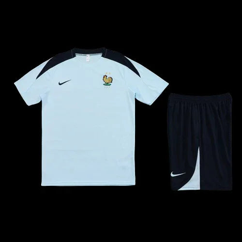Ensemble France de Le 12 -ème Maillot, maillot de football bleu avec logo officiel, porté par un mannequin.