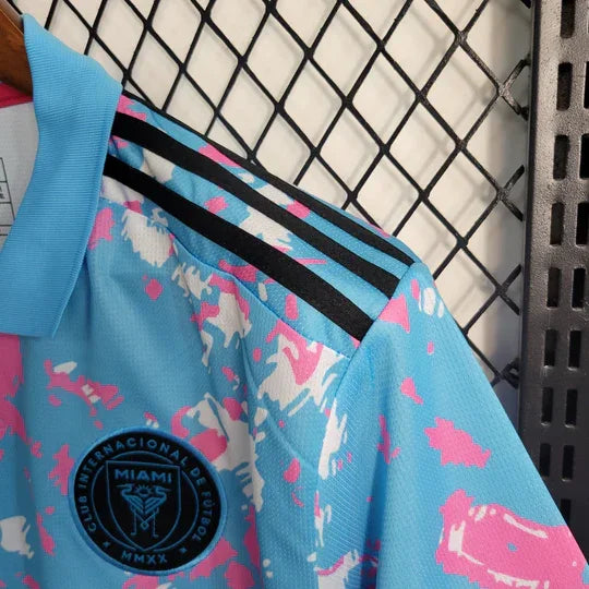 Maillot spécial de la saison 2023-2024 de l'Inter Miami, marque Le 12 -ème Maillot, avec design distinctif et logo de l'équipe.