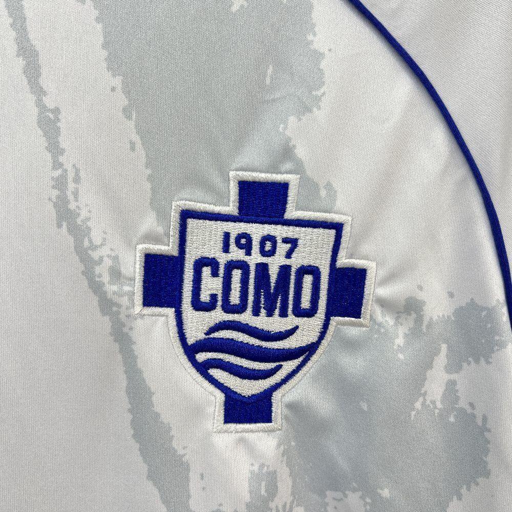 Maillot extérieur Le 12 -ème Maillot 2025-26 pour l'équipe, vue de face, en tissu coloré avec logo visible.