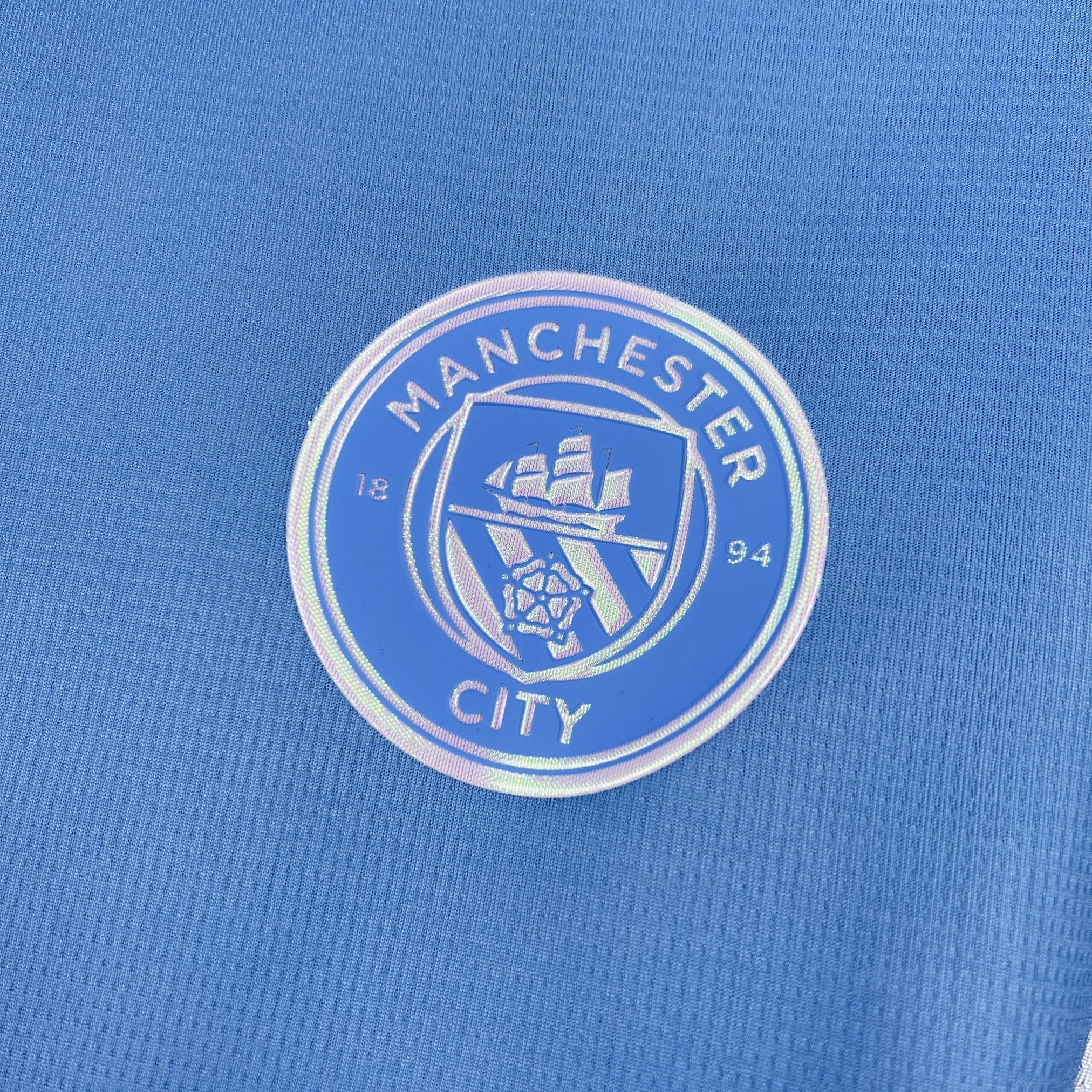 Maillot Manchester City 2026-27 de la marque Le 12 -ème Maillot, vue de face avec logo et design officiel du club.