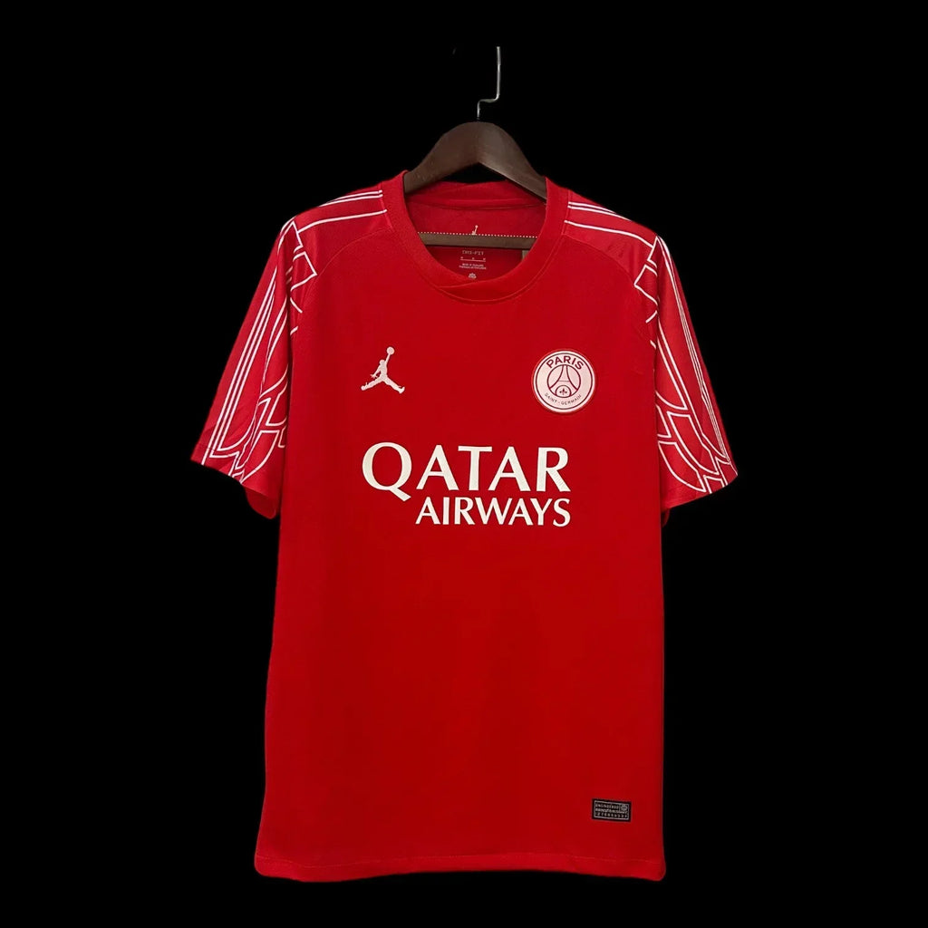 Maillot PSG 24/25 quatrième, Le 12-ème Maillot, avec logo du club et design moderne, porté par un mannequin.