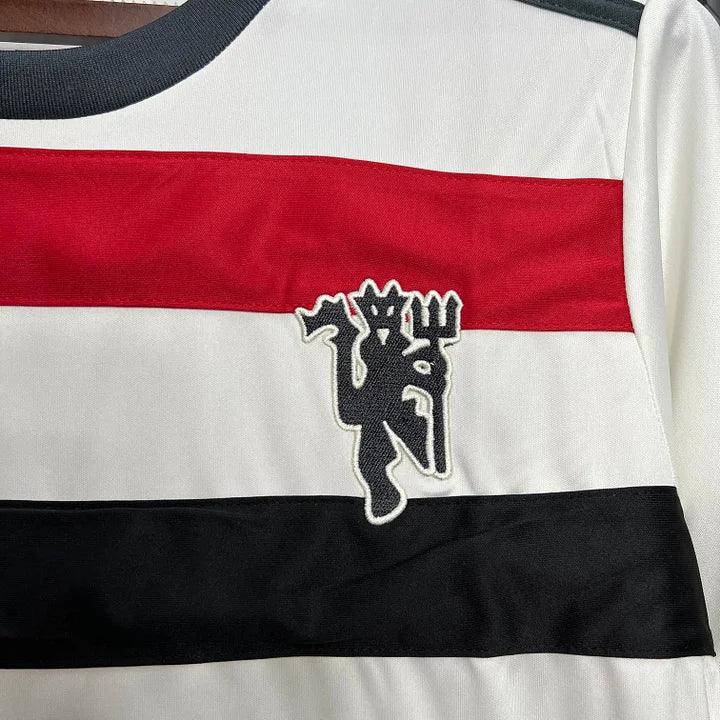 Maillot Manchester United 2024 2025 troisième, jersey de football de la marque Le 12-ème Maillot, vue de face avec logo et design rouge.