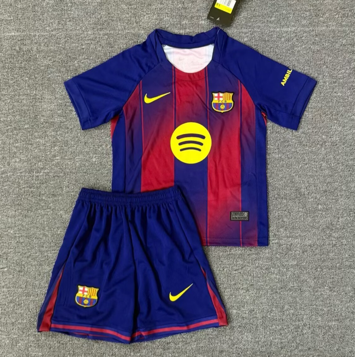 Ensemble enfant Barcelone domicile Le 12 -ème Maillot, maillot de football avec logo et motifs bleus et rouges.