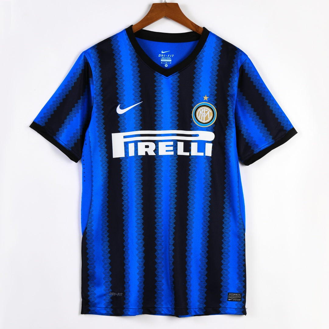 Maillot domicile rétro de l'Inter Milan 2010-2011, marque Le 12 -ème Maillot, avec le logo et les détails du maillot.