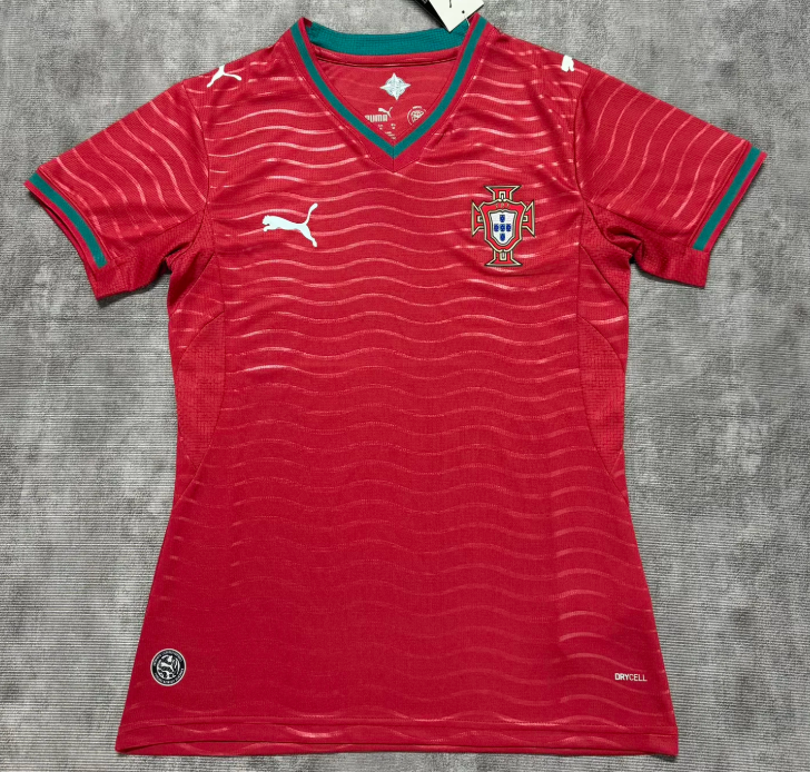 Maillot domicile Portugal 25/26 femme, équipe nationale, Le 12 -ème Maillot, maillot de football féminin, design rouge et vert.