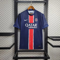 Maillot Paris Saint Germain 2024/25 Le 12 -ème, maillot de football avec logo PSG, design moderne et couleurs traditionnelles.