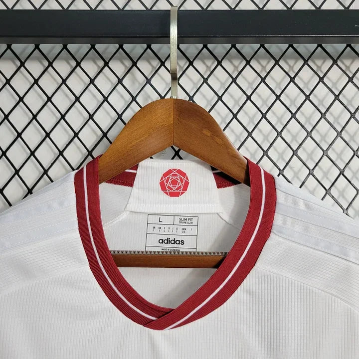 Maillot extérieur Manchester United 2023-2024 Le 12-ème Maillot, maillot de football rouge avec logo et détails de l'équipe.
