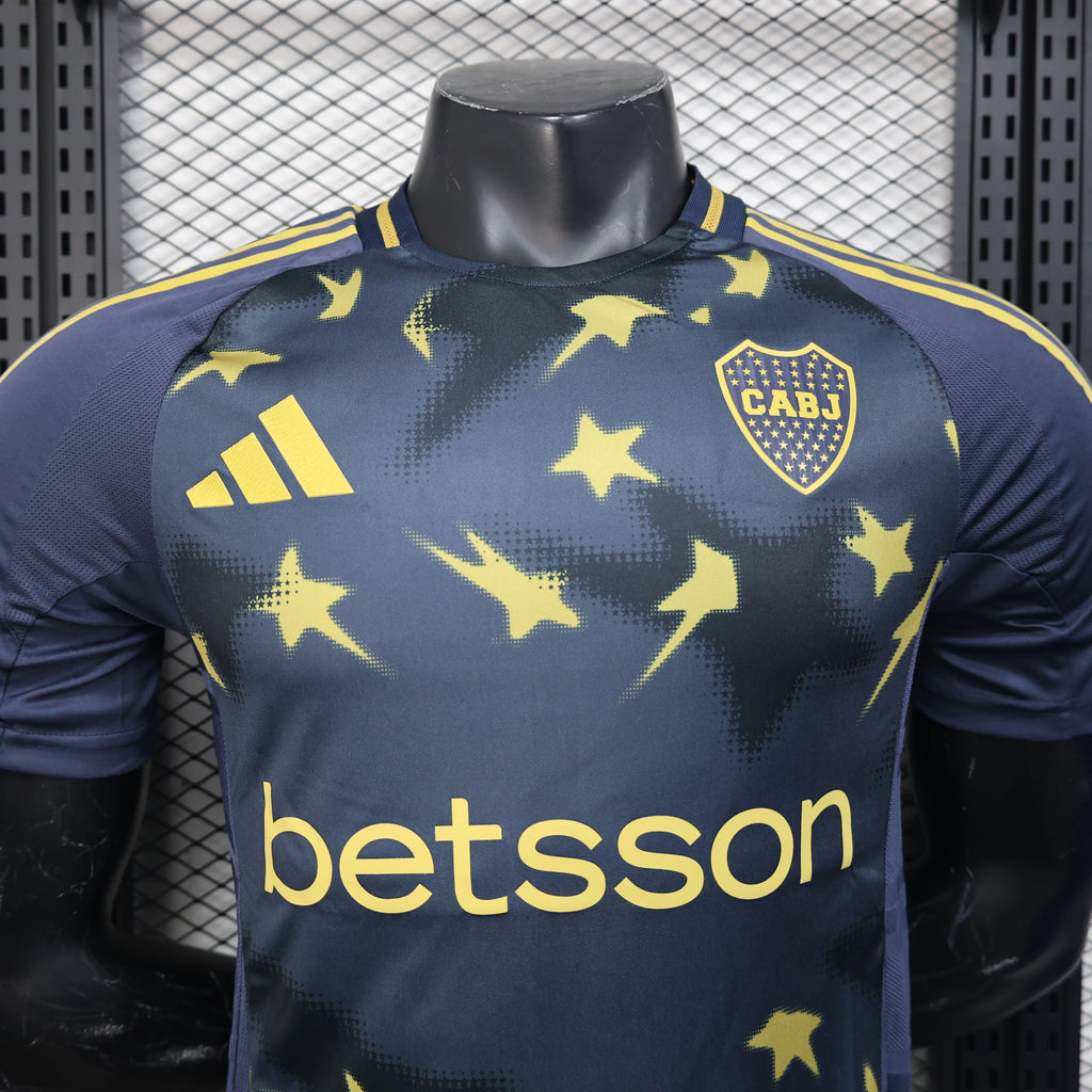 Maillot Boca Juniors 2025-2026 Le 12 -ème Maillot, jersey de football bleu avec logo du club et détails blancs.