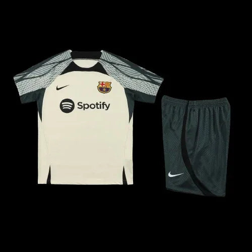 Ensemble Barcelone Le 12 -ème Maillot, maillot de sport bleu avec détails rouges et blancs, porté sur mannequin.
