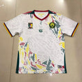 Maillot blanc Cameroun 25/26 de la marque Le 12 -ème, maillot de football avec logo et détails colorés visibles.