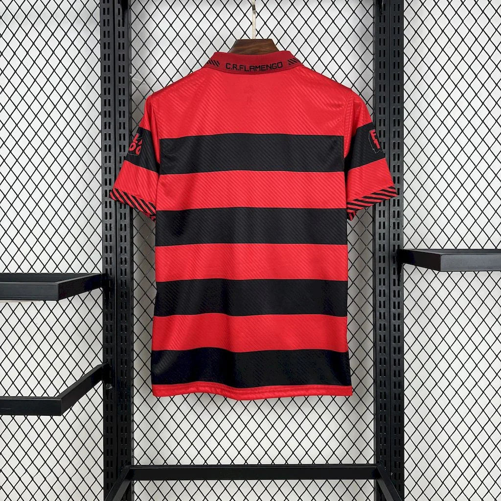 Maillot de football Flamengo 95-96, maillot officiel de l'équipe, en tissu bleu avec logo et détails jaunes, porté par un joueur.