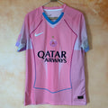 Maillot PSG rose 25/26 ans, modèle spécial, fabriqué par Le 12 -ème Maillot, vu en détail sur fond blanc.