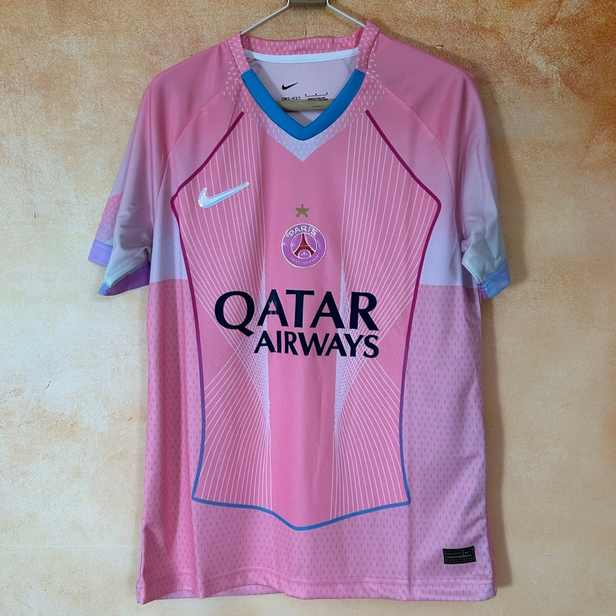 Maillot PSG rose 25/26 ans, modèle spécial, fabriqué par Le 12 -ème Maillot, vu en détail sur fond blanc.