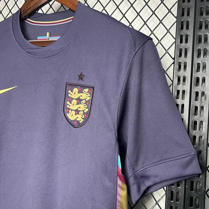 Maillot domicile de l'Angleterre pour l'Euro 2024, marque Le 12 -ème Maillot, vue de face avec détails du design rouge et blanc.
