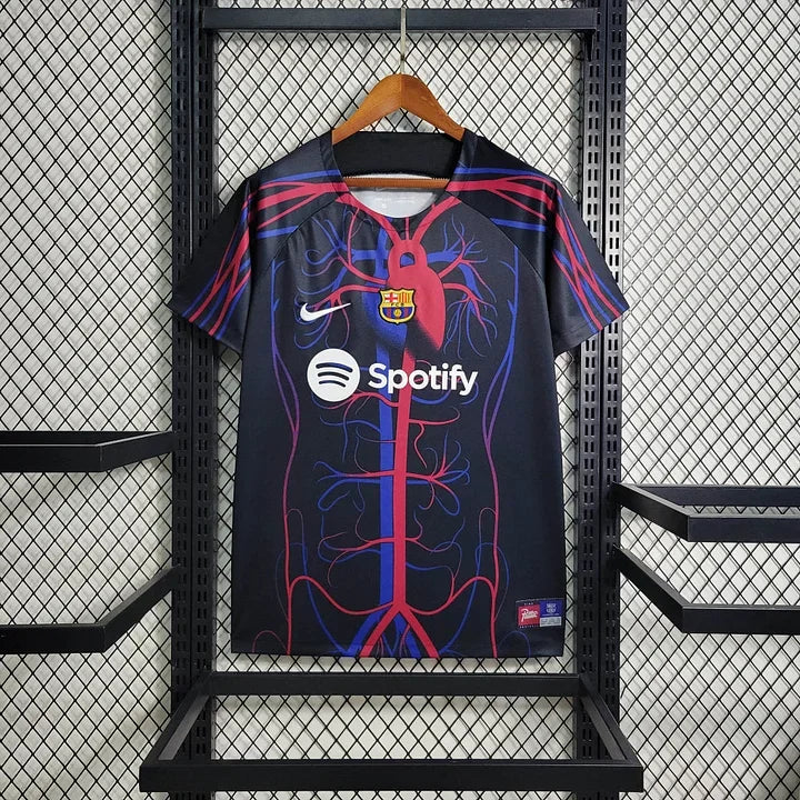Maillot d'entraînement FC Barcelone 2023-2024 Le 12 -ème Maillot, maillot de football bleu et grenat avec logo du club.