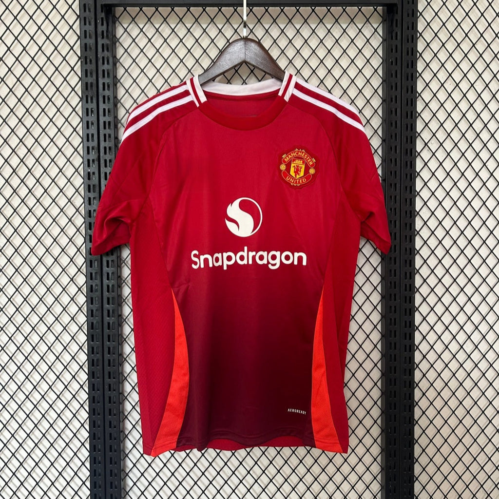 Maillot domicile Manchester United 2024-2025 Le 12-ème Maillot, maillot de football rouge avec logo et détails officiels.