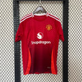Maillot domicile Manchester United 2024-2025 Le 12-ème Maillot, maillot de football rouge avec logo et détails officiels.
