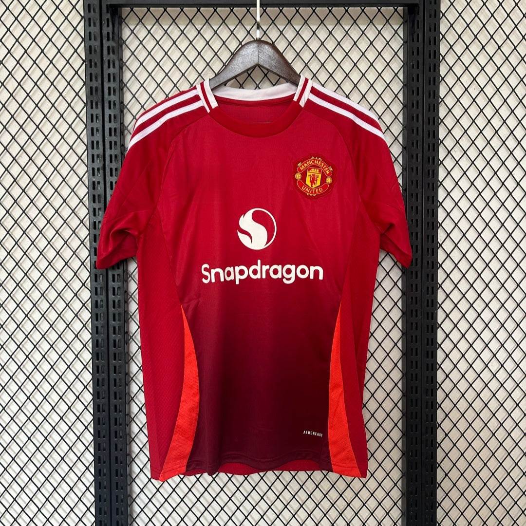 Maillot domicile Manchester United 2024-2025 Le 12-ème Maillot, maillot de football rouge avec logo et détails officiels.
