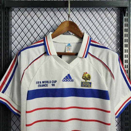 Maillot rétro de l'équipe de France 1998, modèle Le 12 -ème Maillot, avec logo et design vintage visible sur le maillot.