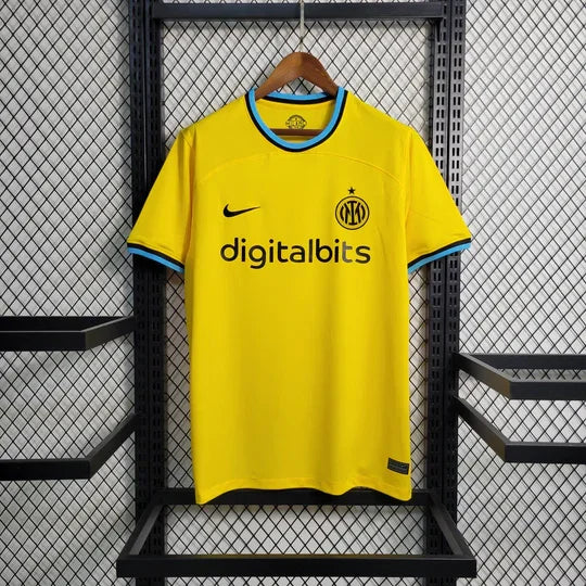 Maillot de football Inter Milan 2022/23 en bleu et noir, avec logo et détails de l'équipe, marque Le 12 -ème Maillot.