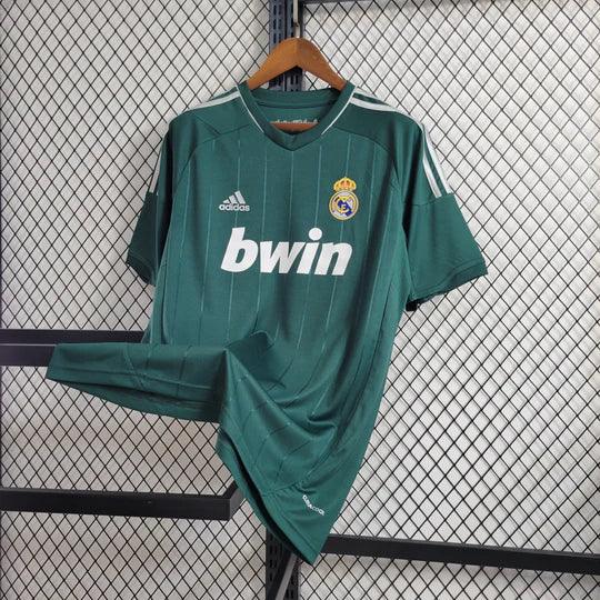 Maillot rétro Real Madrid 2012-2013 Le 12-ème Maillot, maillot de football blanc avec logo du club et détails vintage.