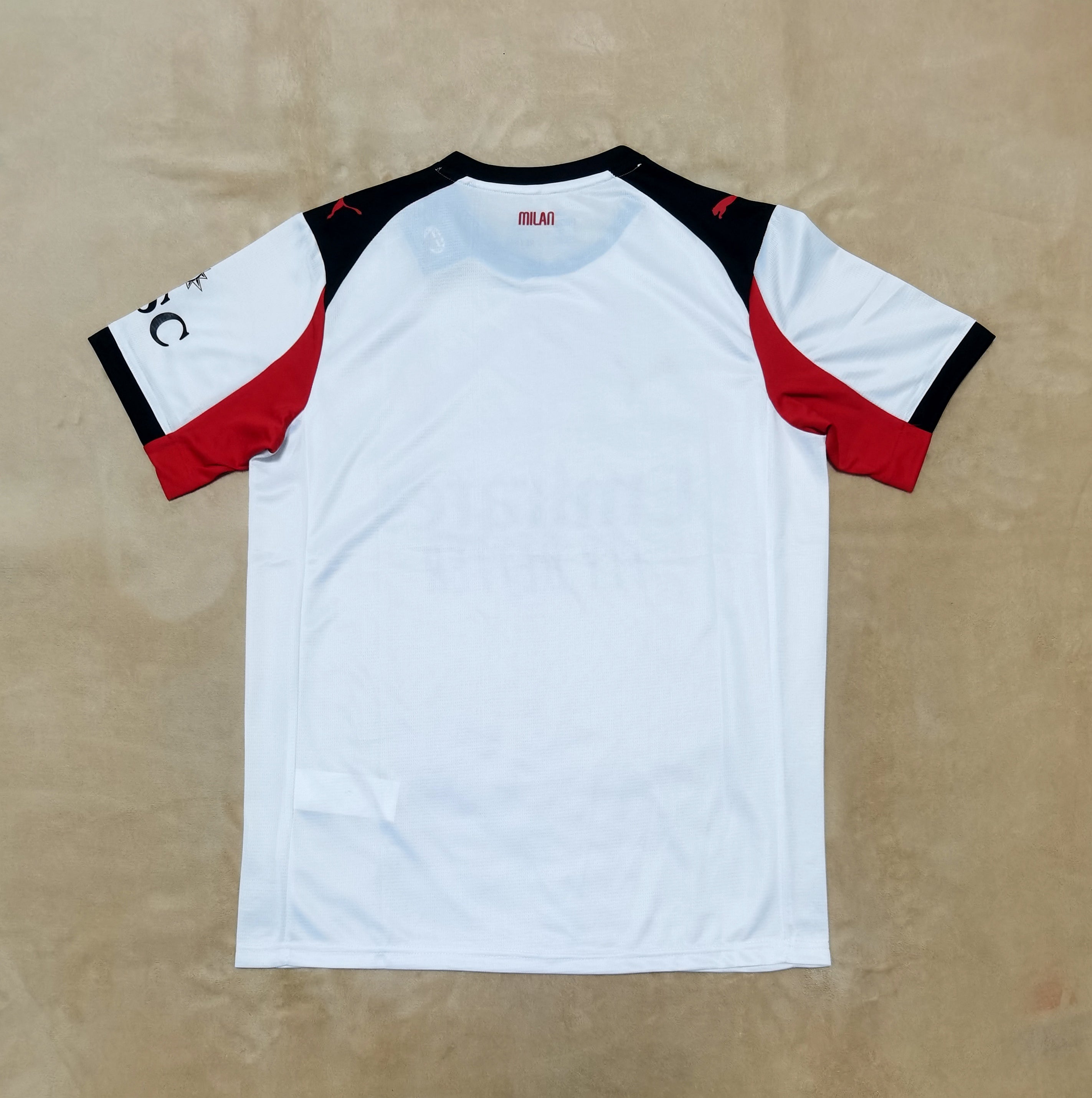 Maillot extérieur AC Milan 25/26 Le 12ème Maillot, maillot de football avec logo et détails en bleu et noir.