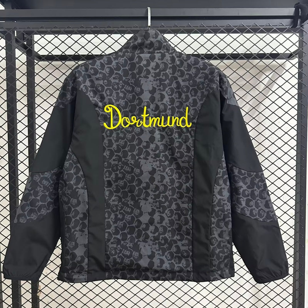 Veste coupe-vent réversible Le 12 -ème Maillot Dortmund, fermeture éclair, logo sur la poitrine, tissu léger et imperméable.