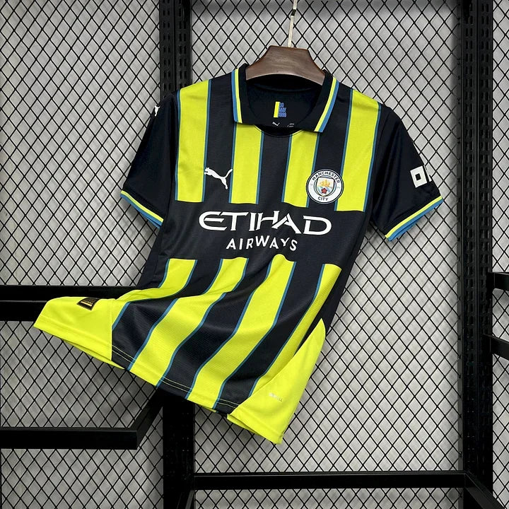 Maillot de football Manchester City extérieur 2024-2025, marque Le 12 -ème Maillot, vue du devant avec logo et détails du sponsor