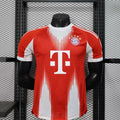 Maillot domicile Bayern Munich 25/26 de joueur, marque Le 12-ème Maillot, vue de face avec logo et motifs rouges et blancs.