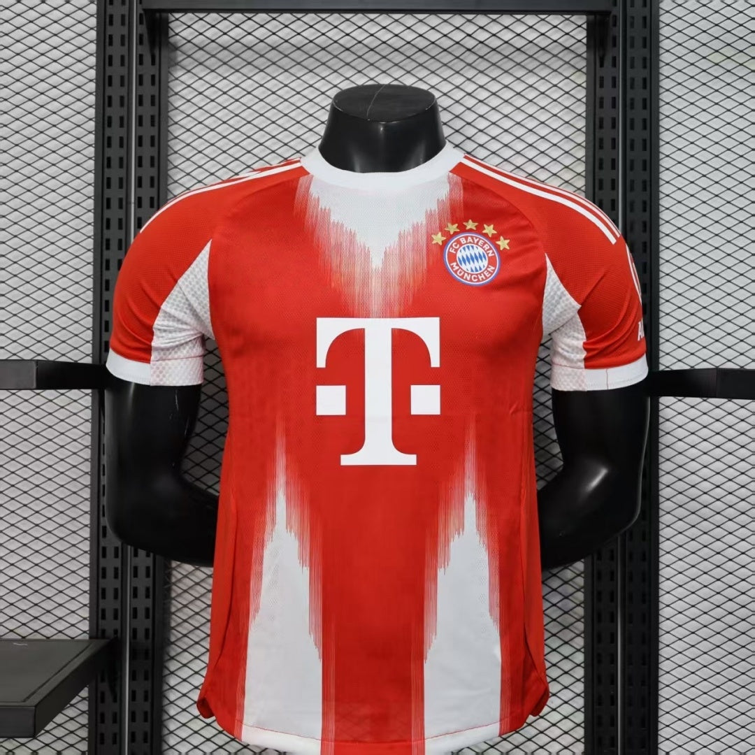 Maillot domicile Bayern Munich 25/26 de joueur, marque Le 12-ème Maillot, vue de face avec logo et motifs rouges et blancs.