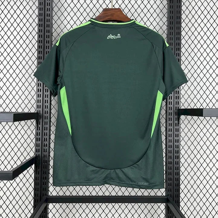 Maillot Algérie extérieur 2024/25 Le 12, jersey de football avec drapeau algérien et détails colorés.