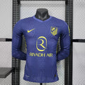 Maillot à manches longues de l'Atlético Madrid 2025-26, par Le 12 -ème Maillot, vue de face, logo et détails du maillot.