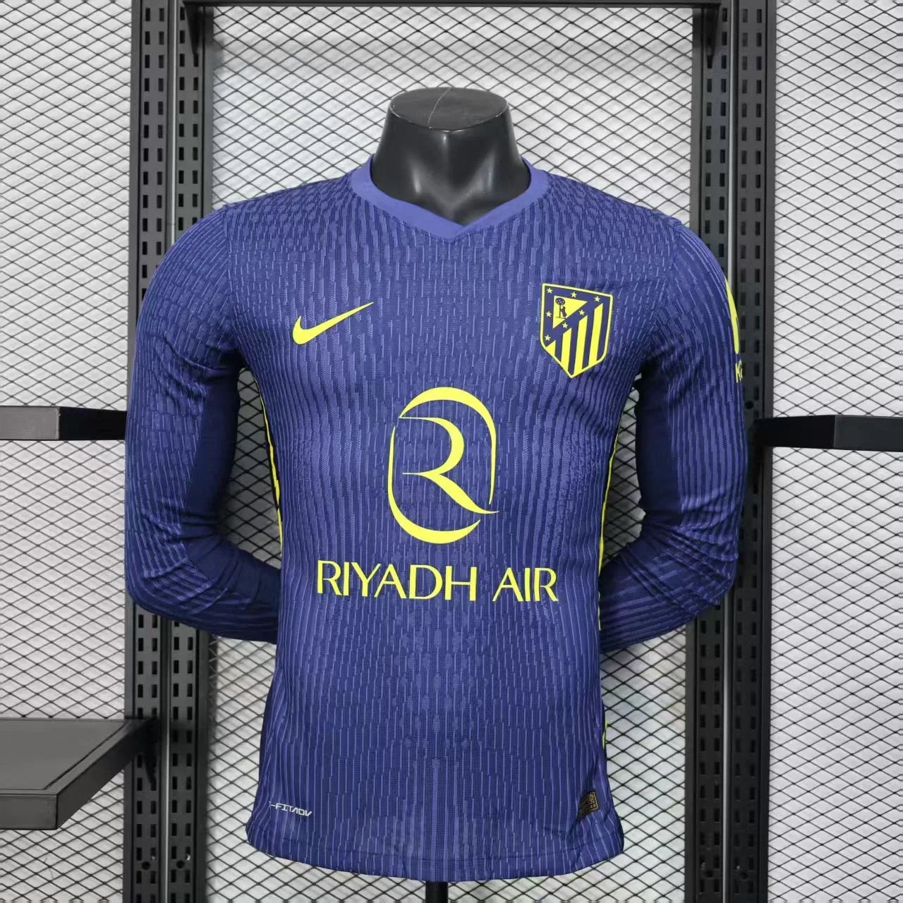 Maillot à manches longues de l'Atlético Madrid 2025-26, par Le 12 -ème Maillot, vue de face, logo et détails du maillot.