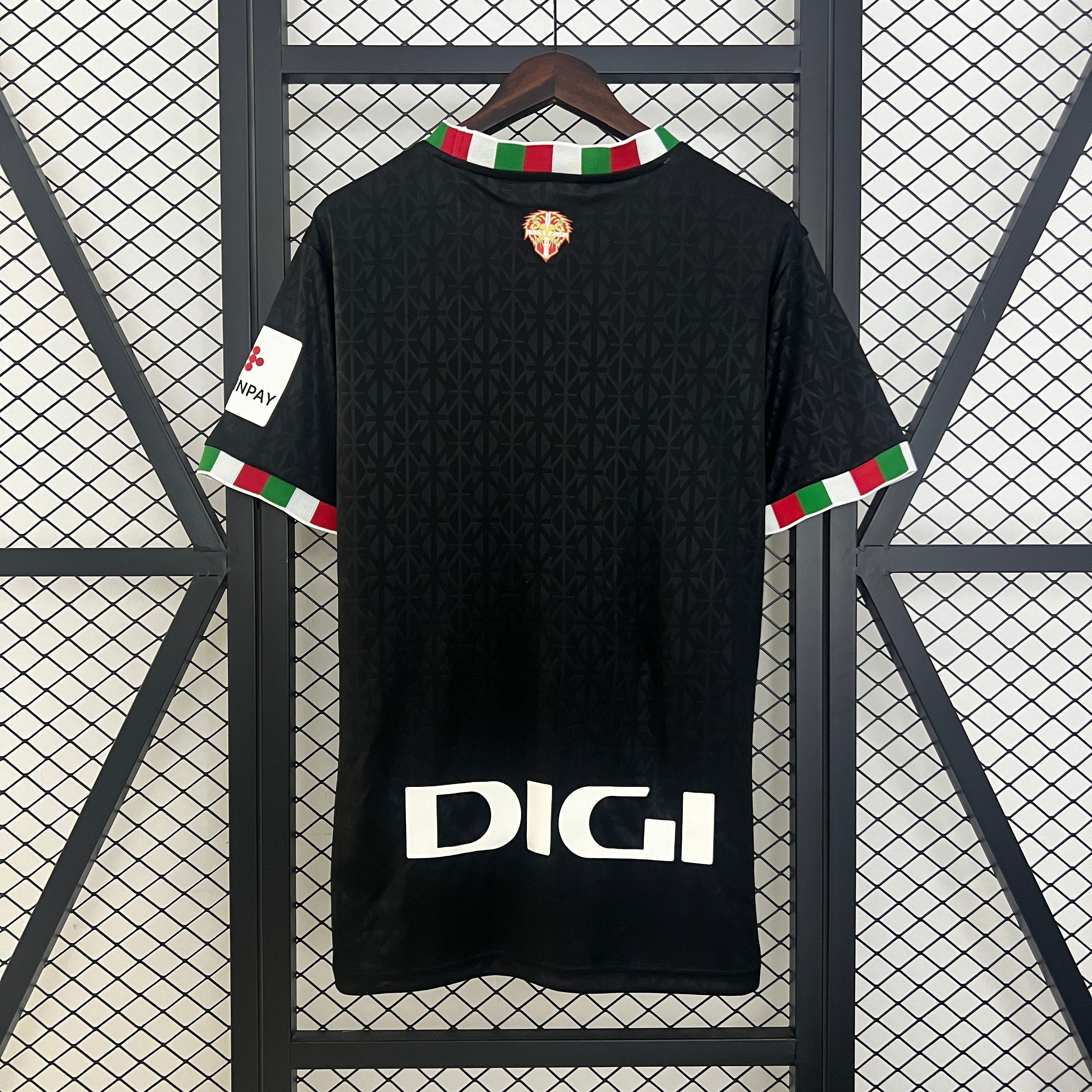 Maillot de football Athletic Bilbao quatrième, marque Le 12 -ème Maillot, en tissu bleu avec logo et détails noirs.