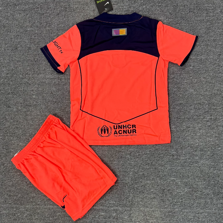 Ensemble pour enfant Barcelone Le 12 -ème Maillot, maillot et short de sport en tissu léger, couleurs bleu et rouge.