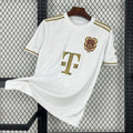 Maillot blanc Bayern Munich 25/26 125ème anniversaire, fabriqué par Le 12 -ème Maillot, vue de face avec logo et détails du maillot